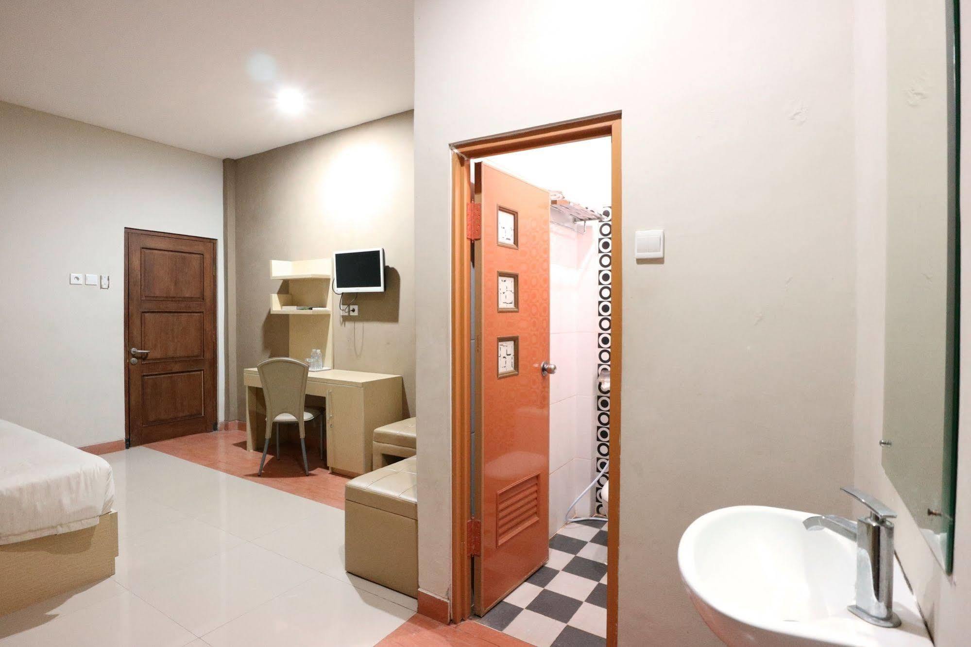 Oyo Flagship 3726 Tembok Batu Residence Tugu Dış mekan fotoğraf